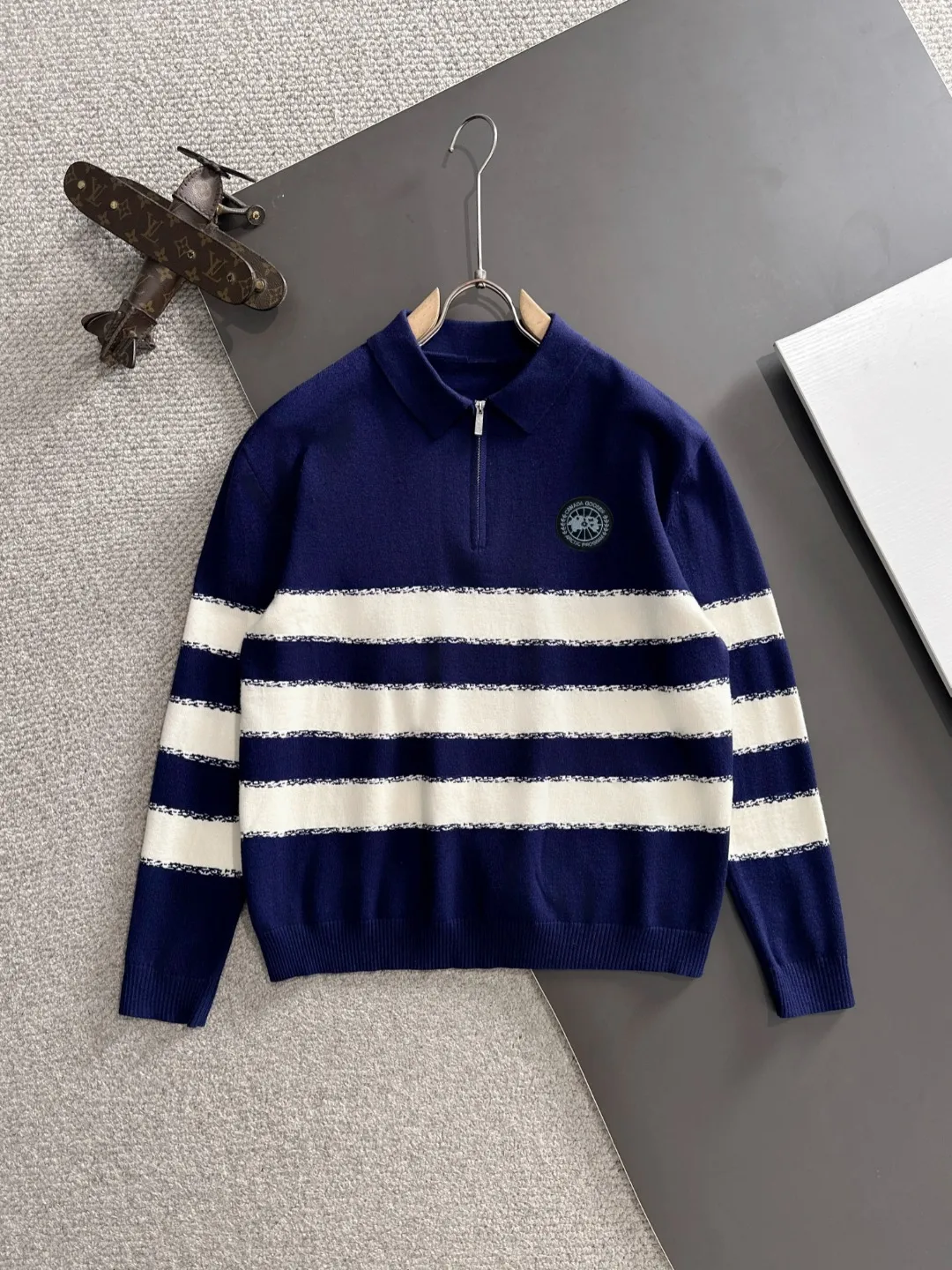 Next day shipping P360 Big Goose 2025 official website latest autumn and winter sweaters, popular models are on sale at the same time at the counter! Specially made of wool blended fabric. It feels comfortable and can be directly in contact with the skin. The logo badge is exquisitely embroidered, which is extremely eye-catching! The details highlight the fashionable charm of big brands. Exquisite workmanship. Three-dimensional cutting style. The wearing effect is invincible and handsome! All three standards are complete! Size: M-3XL